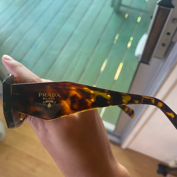 Prada sunglasses in pretty good condition - Picture 2 of 4